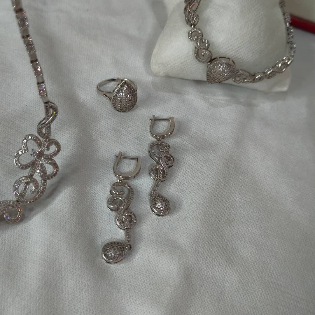 باغيغ فضة مرصعة بالأحجار كريمة 
سلسلة+سوار+خاتم+أقراط
طول سلسلة مغلق 20cm
Prix 82000