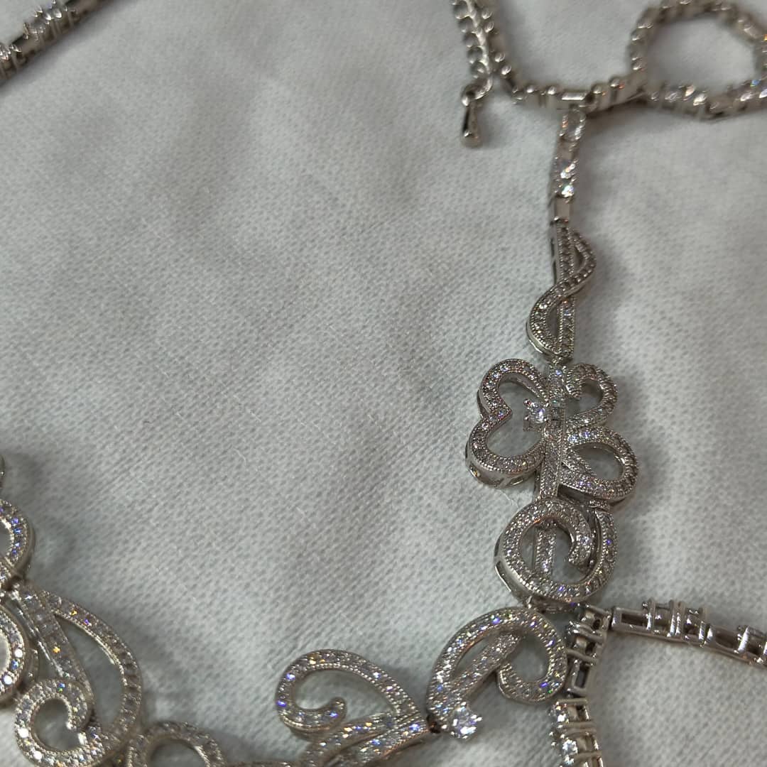 باغيغ فضة مرصعة بالأحجار كريمة 
سلسلة+سوار+خاتم+أقراط
طول سلسلة مغلق 20cm
Prix 82000