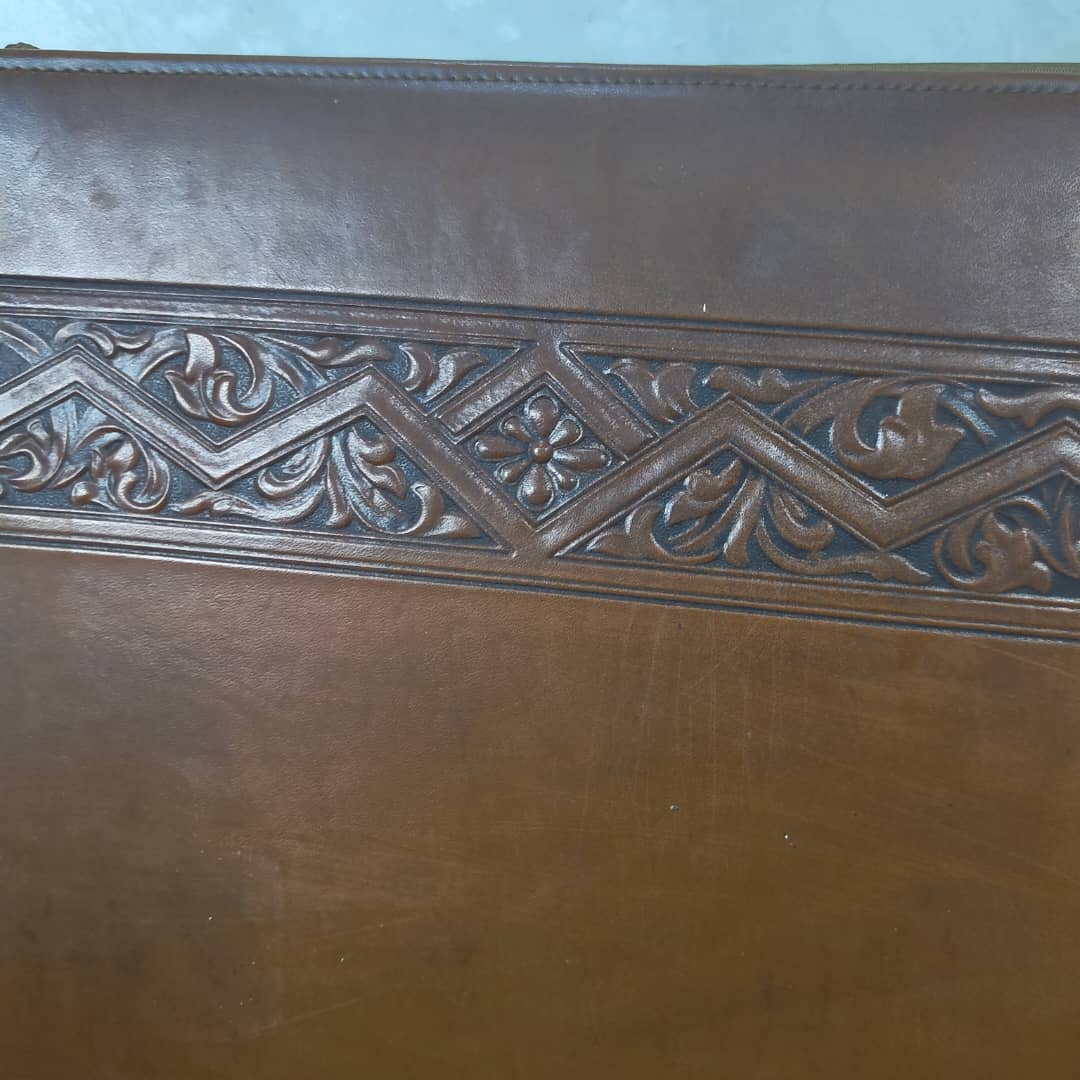 Grand classeurs en cuir original مليون ومتين 
40cm/30cm
Prix 12000