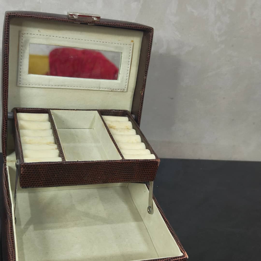Boite bijoux L'Oréal Paris en cuir original 
16/10cm
Prix 8000