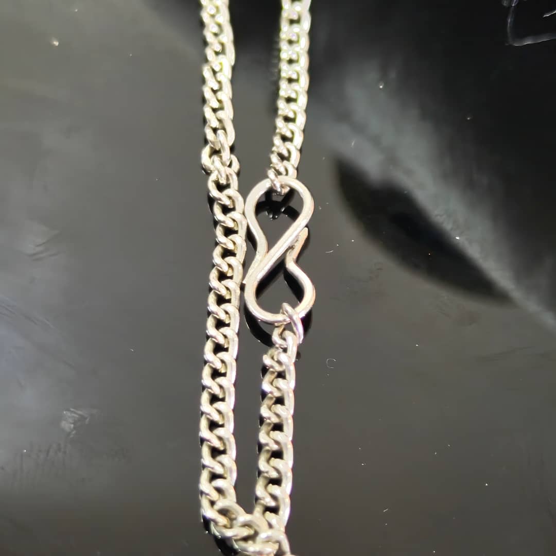 سلسلة معدن وقلادة نحاس مرصعة بالمرجان وفيروز
طول مغلق 27cm
قطر قلادة 4cm
Prix 8000