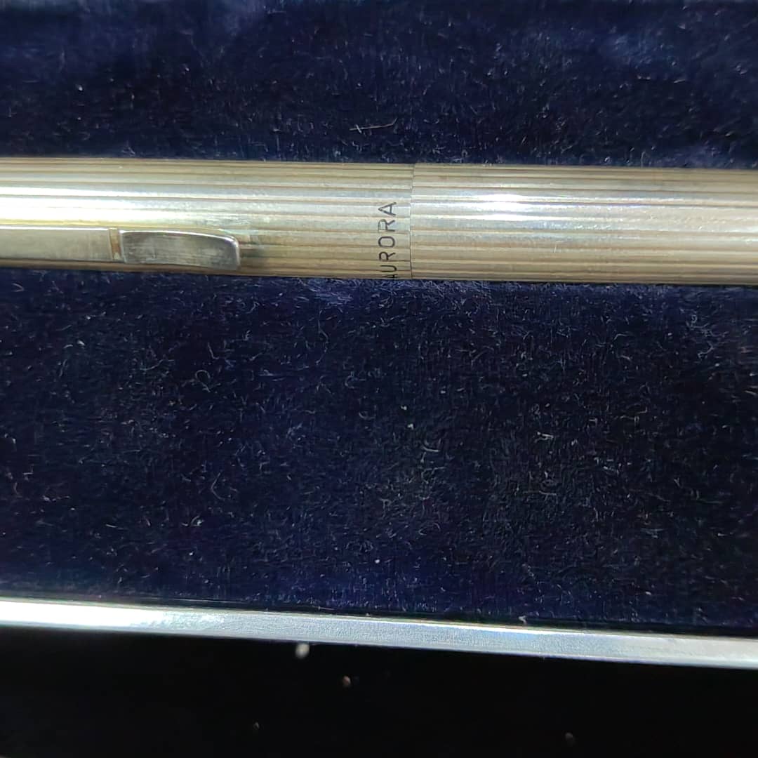 Stylo plume aurora argent/ or14k
Prix 42000
