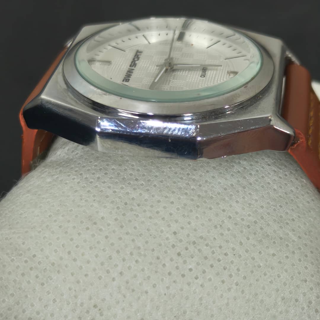 Montre bwn sport Quartz original ثمنمية ألف 
40mm
Prix 8000
