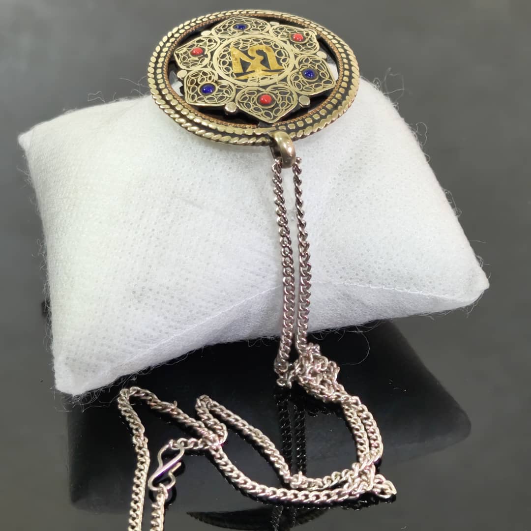 سلسلة معدن وقلادة نحاس مرصعة بالمرجان وفيروز
طول مغلق 27cm
قطر قلادة 4cm
Prix 8000