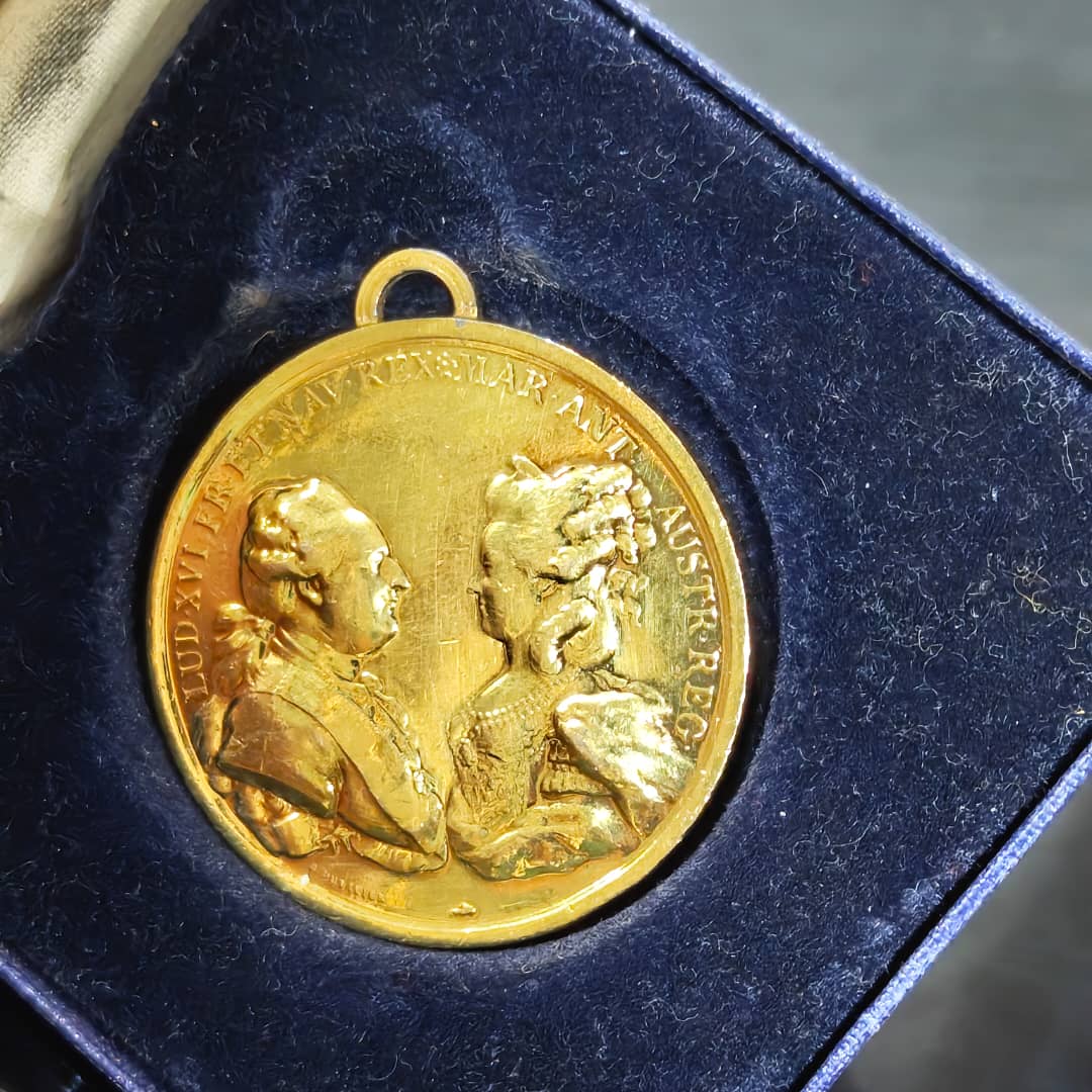 Ancien médaille en plaqué or 
قطر 3,5cm