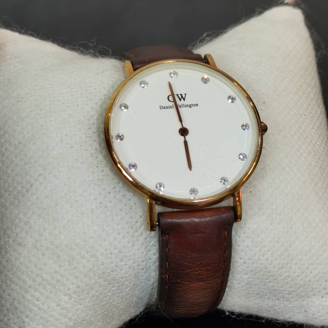 Montre DW femme quartz original 
Prix 8500