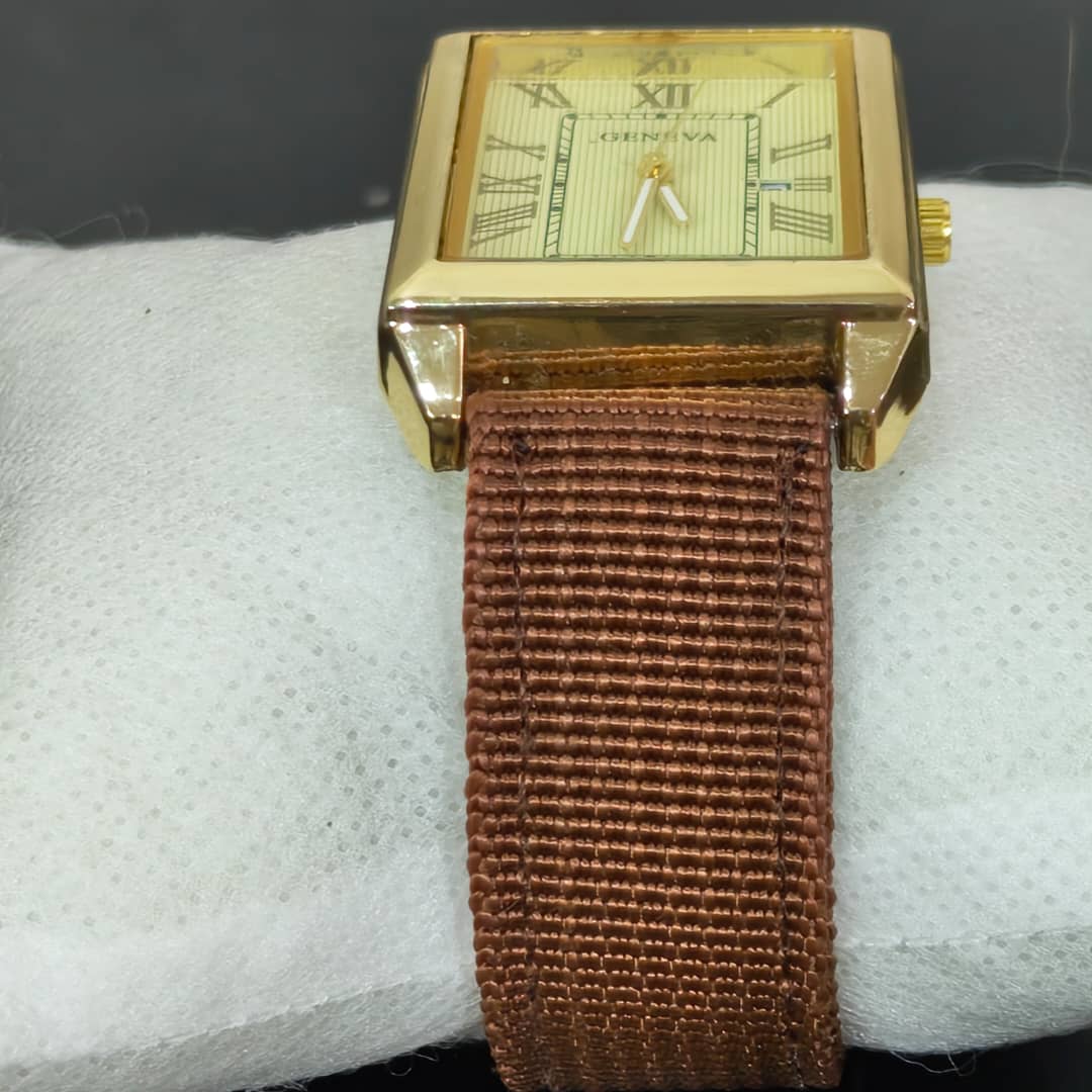 Montre Genèva quartz original ثمان مئة ألف
40mm
Prix 8000