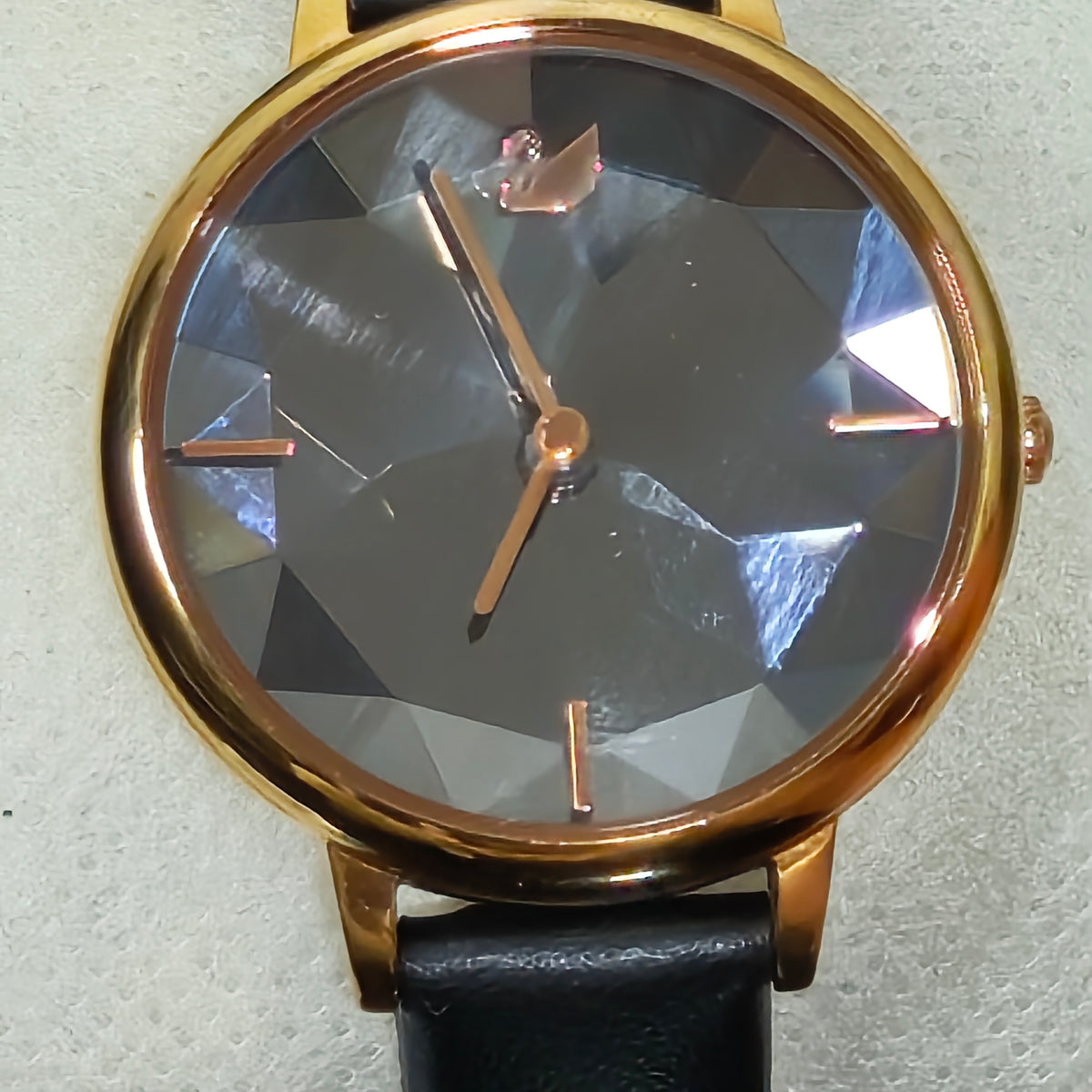 Montre Swarovski crystal suisse quartz femme original 
Prix 13000