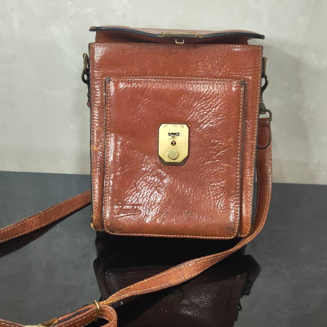 Cartable en cuir original homme 
26cm/16cm
Prix 10000