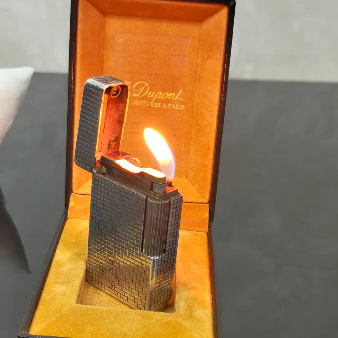 Briquet Dupont argent Paris 
6/4cm
Prix 25000