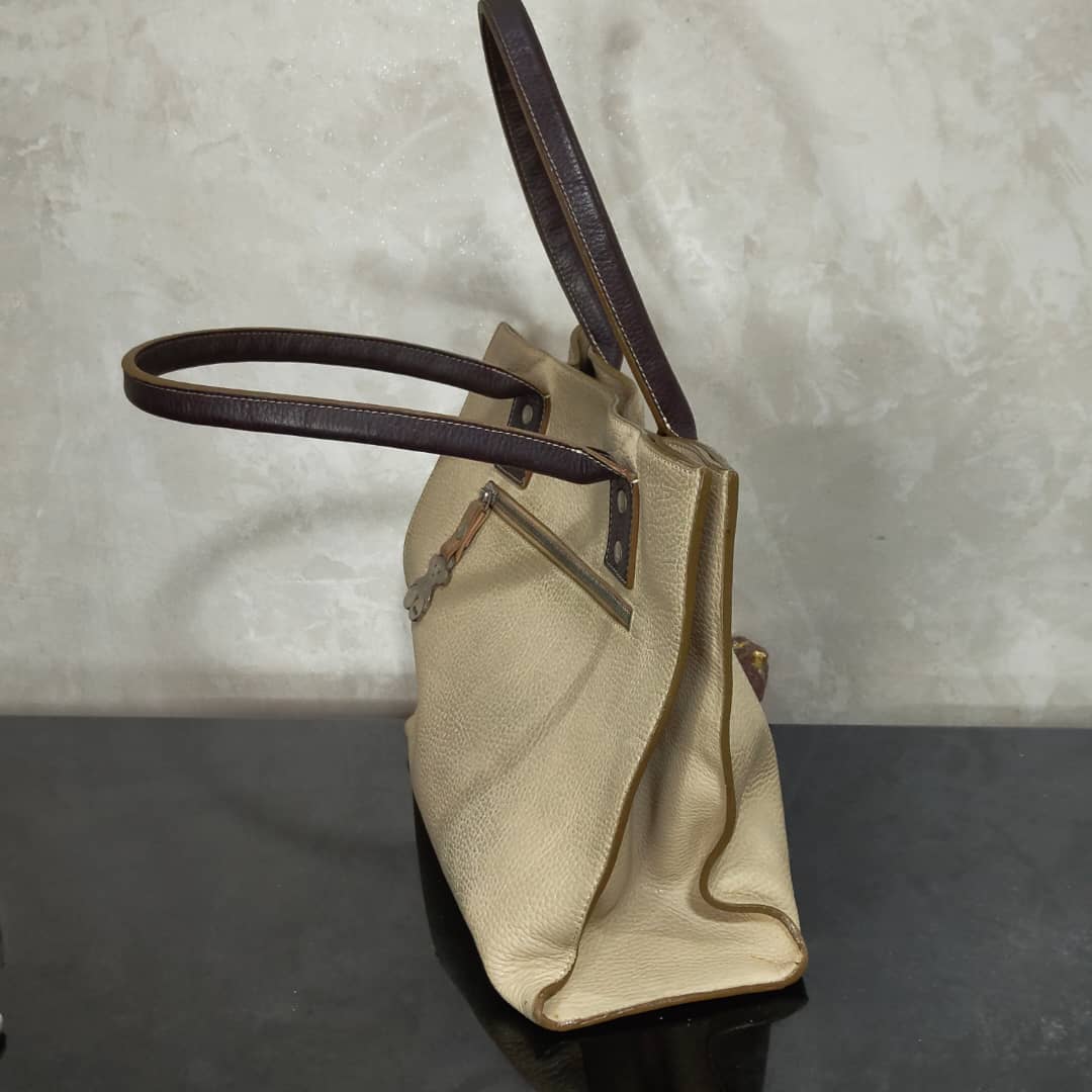 Sac tous en cuir femme original 
30/26cm
Prix 12000