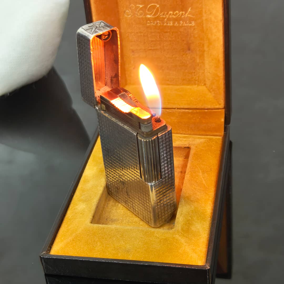 Briquet Dupont argent Paris 
6/4cm
Prix 25000