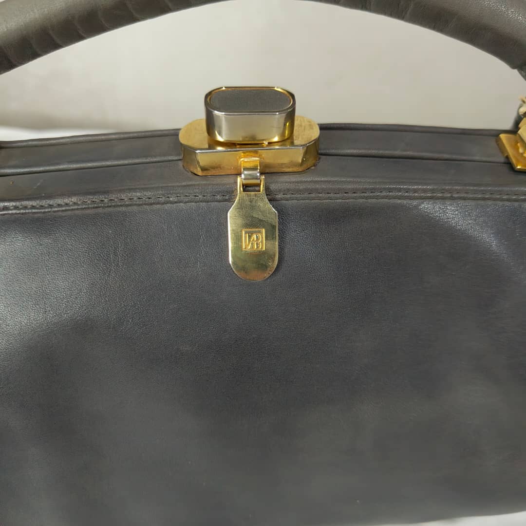 Sac en cuir femme original 
30/26cm
Prix 8500