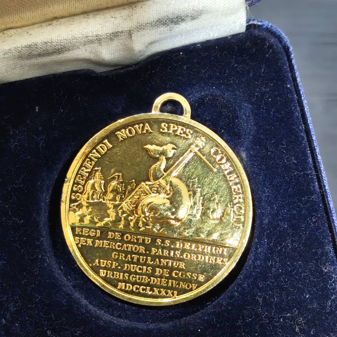 Ancien médaille en plaqué or 
قطر 3,5cm