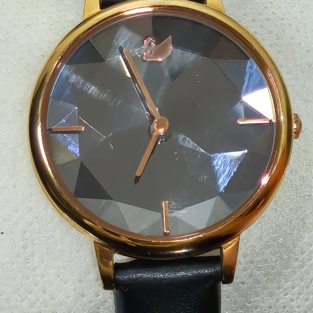 Montre Swarovski crystal suisse quartz femme original 
Prix 13000