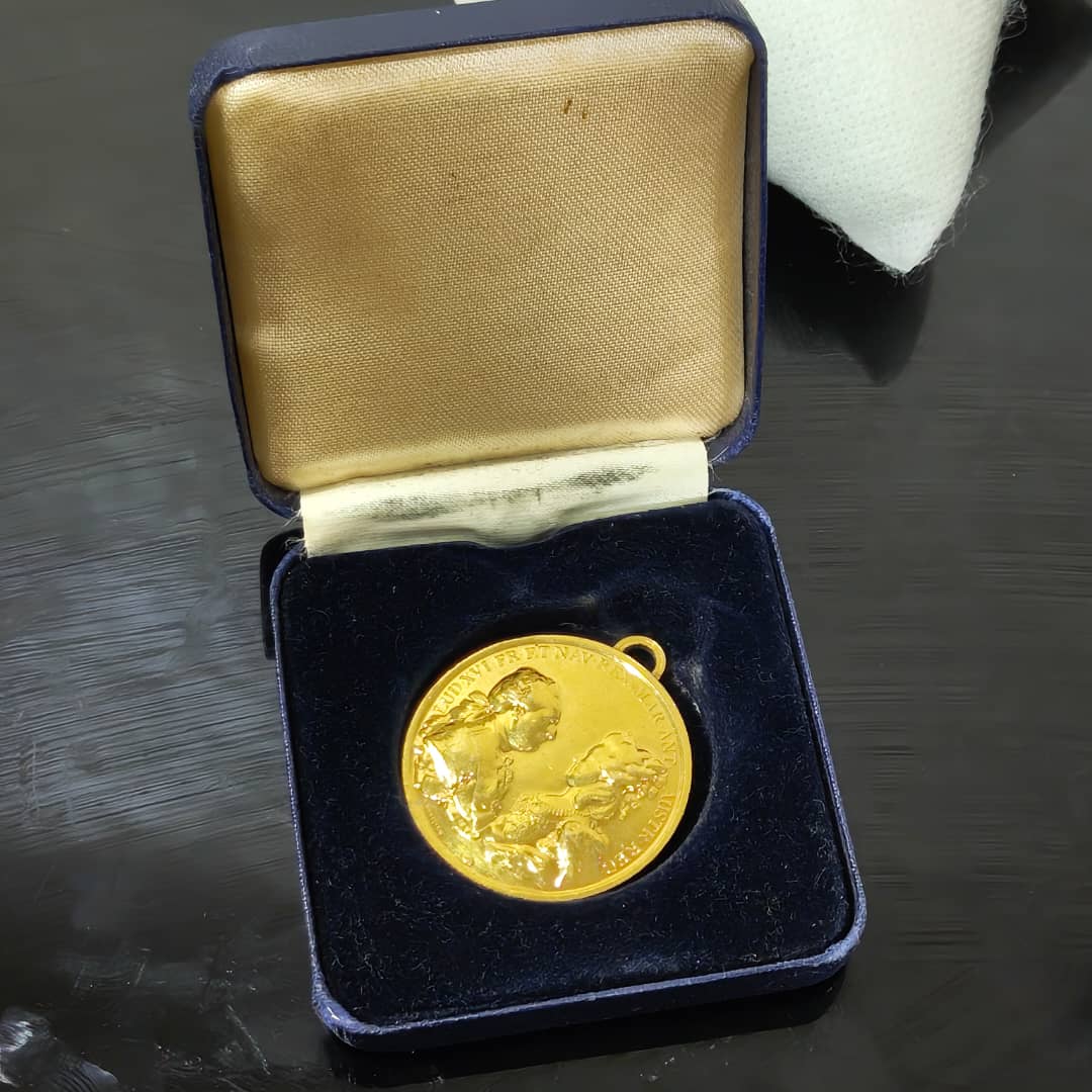 Ancien médaille en plaqué or 
قطر 3,5cm