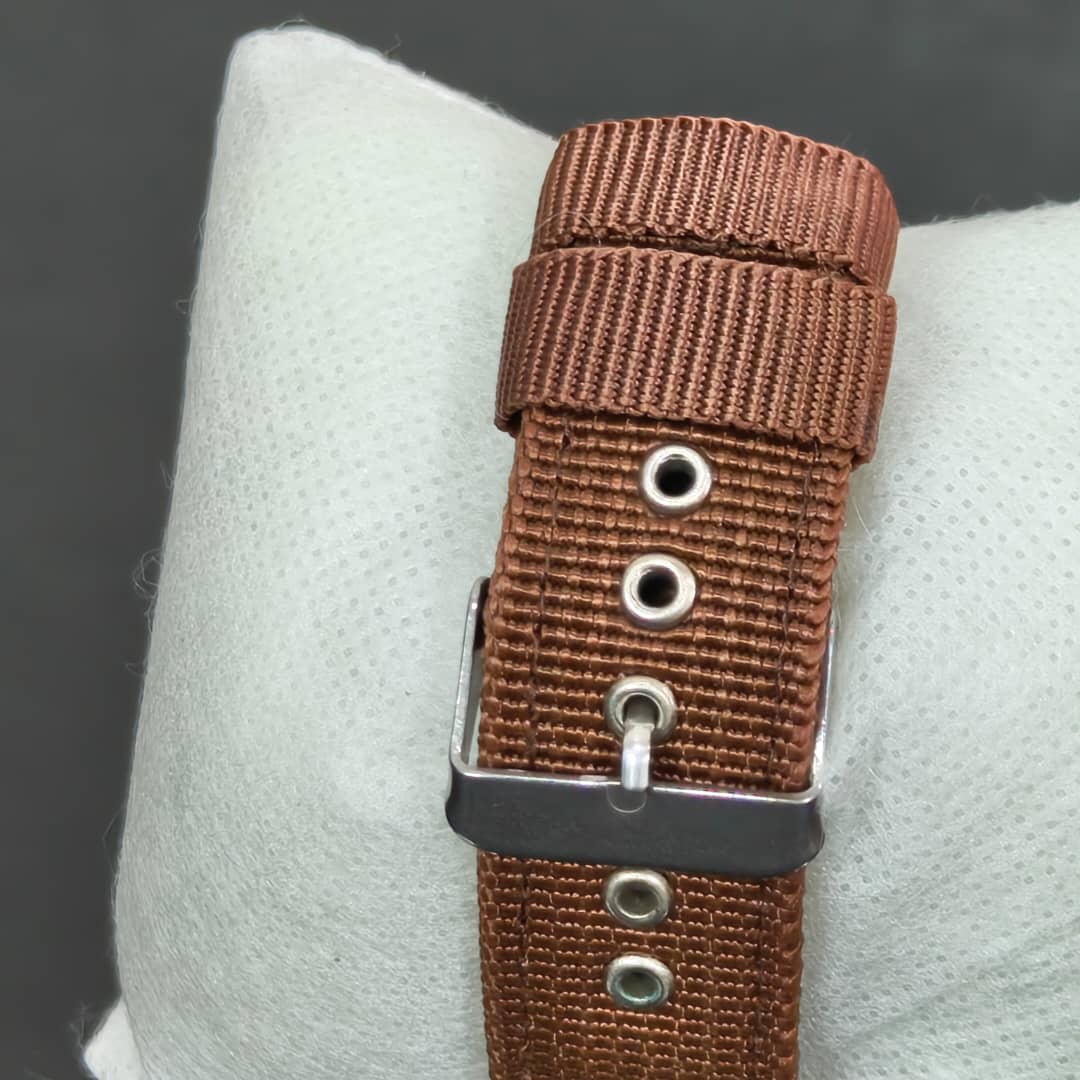 Montre Genèva quartz original ثمان مئة ألف
40mm
Prix 8000
