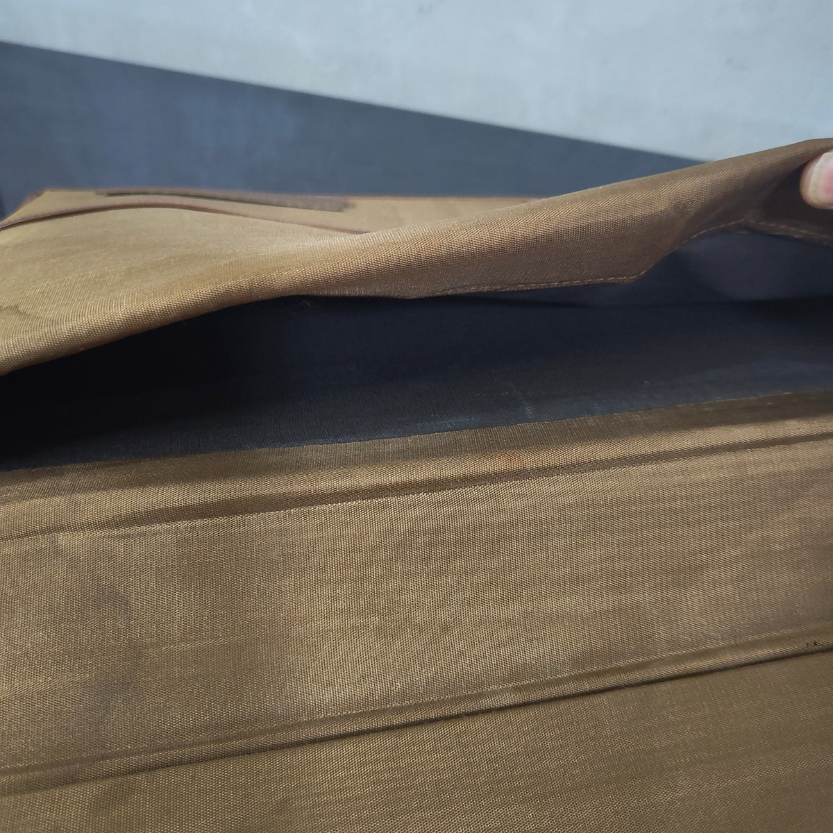 Grand classeurs en cuir original مليون ومتين 
40cm/30cm
Prix 12000