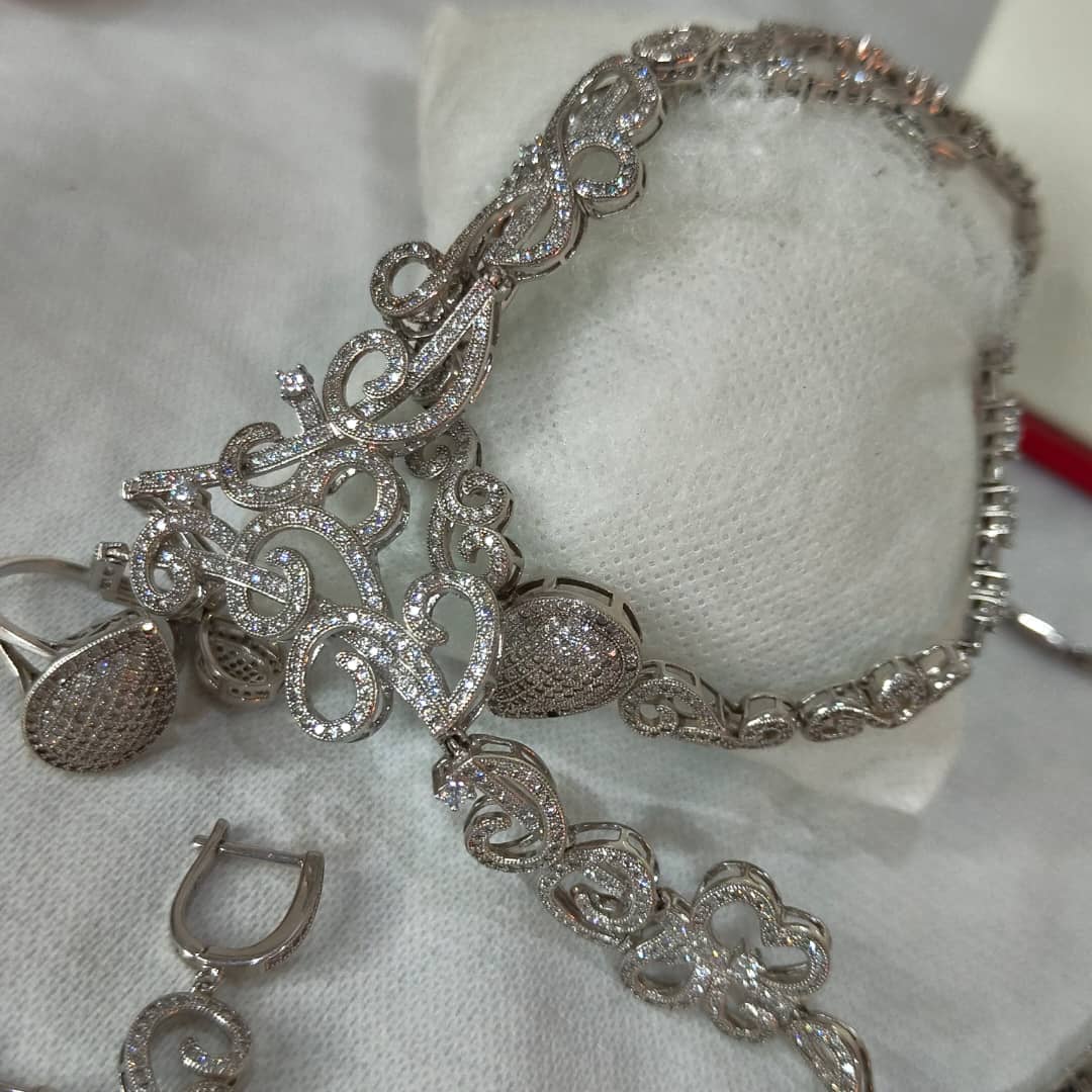 باغيغ فضة مرصعة بالأحجار كريمة 
سلسلة+سوار+خاتم+أقراط
طول سلسلة مغلق 20cm
Prix 82000