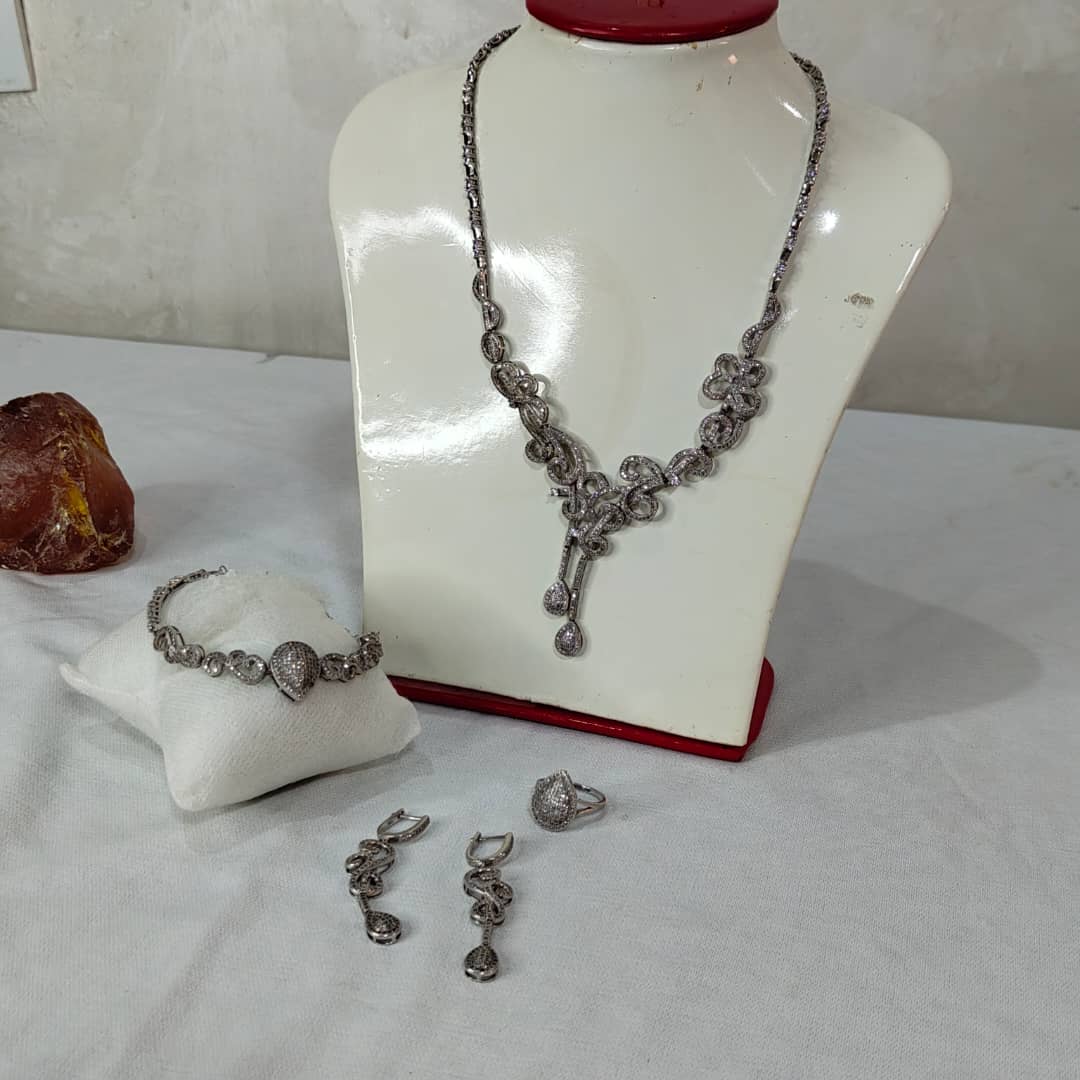 باغيغ فضة مرصعة بالأحجار كريمة 
سلسلة+سوار+خاتم+أقراط
طول سلسلة مغلق 20cm
Prix 82000