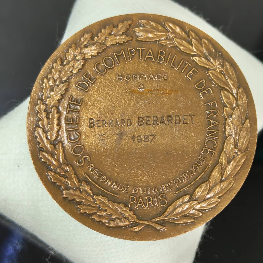Ancien médaille en bronze 1987
قطر 6cm
