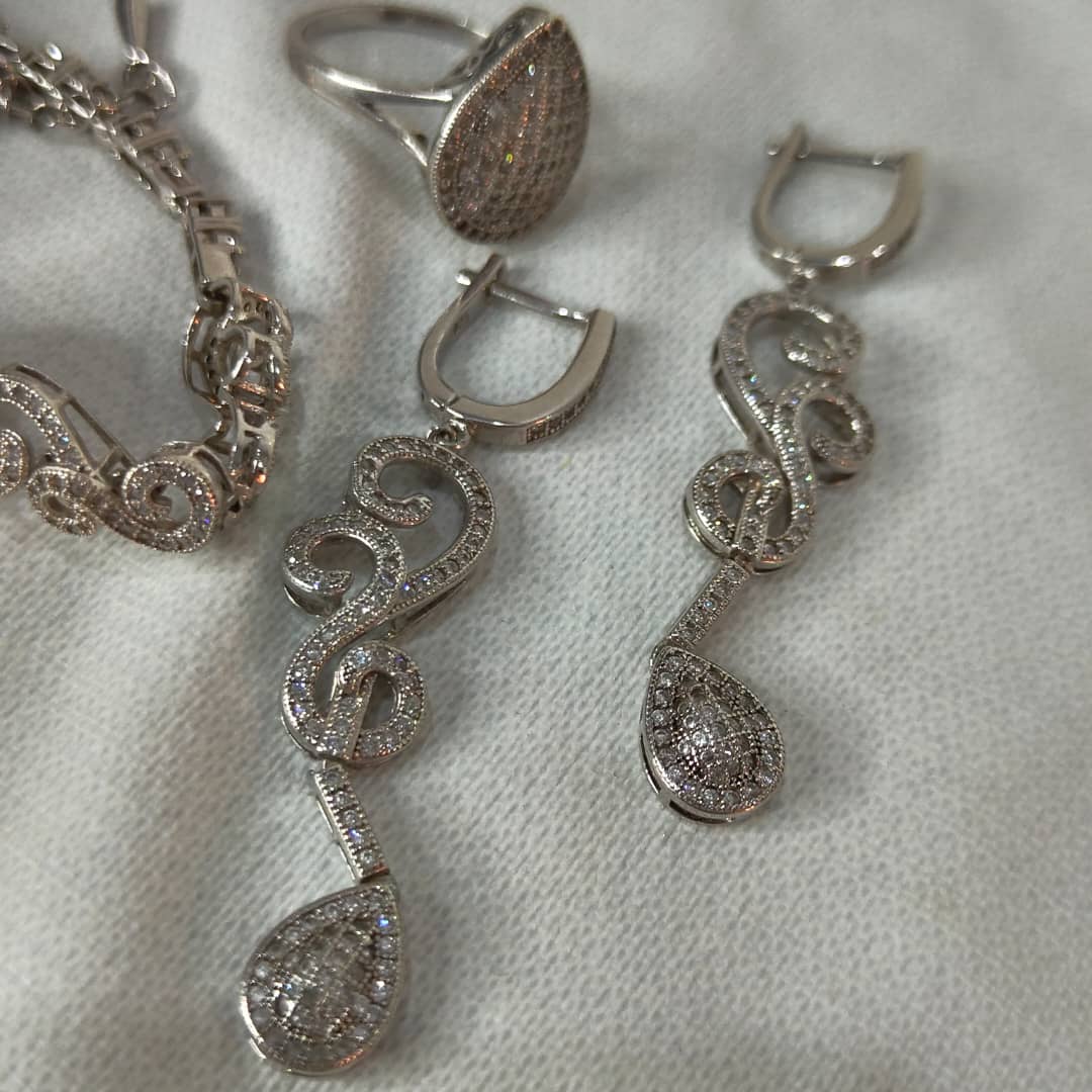 باغيغ فضة مرصعة بالأحجار كريمة 
سلسلة+سوار+خاتم+أقراط
طول سلسلة مغلق 20cm
Prix 82000