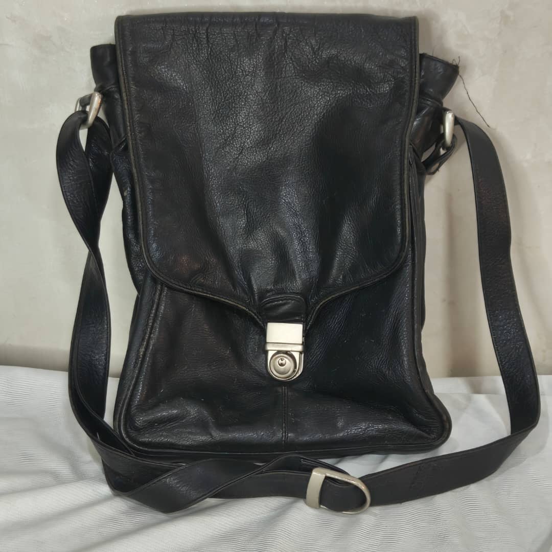 Sacoche en cuir original 
32/25cm
Prix 10000