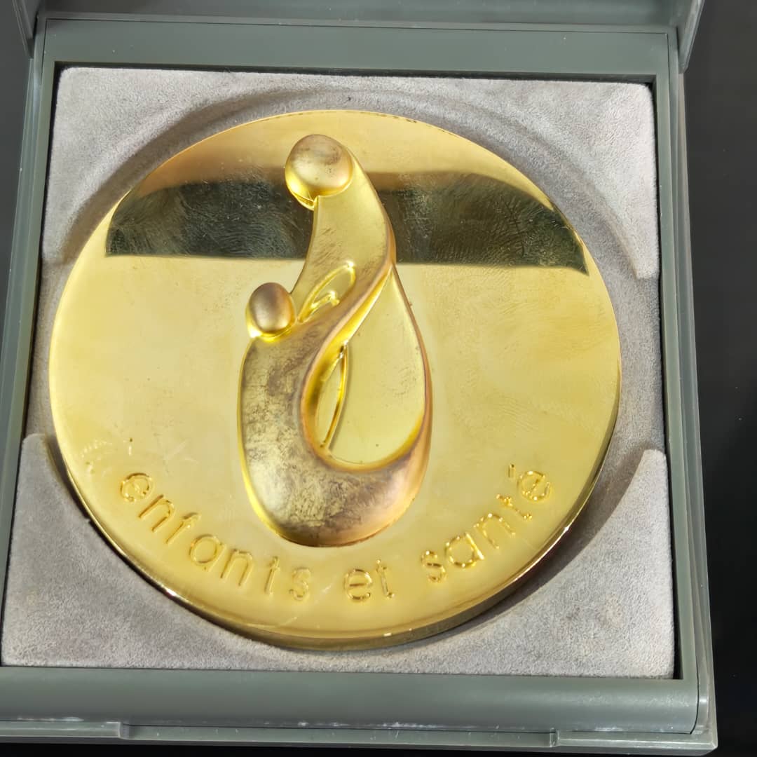 Médaille arthus Bertrand paris 
قطر 7cm
Prix 10000