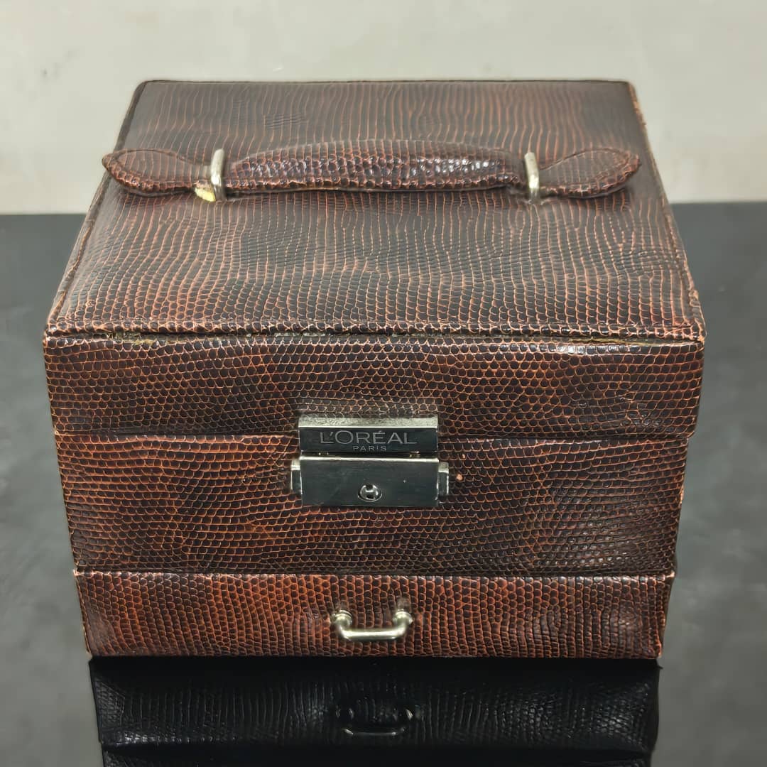 Boite bijoux L'Oréal Paris en cuir original 
16/10cm
Prix 8000
