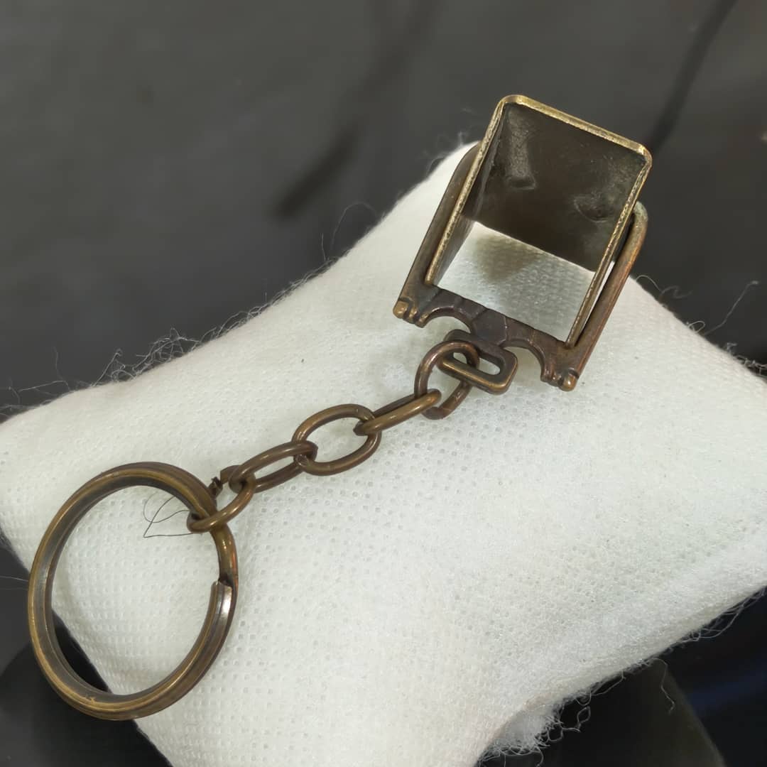 Porte clé en cuivre 
9cm
Prix 4500