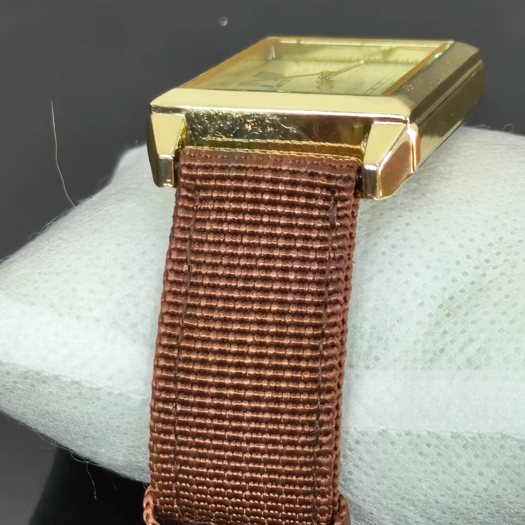 Montre Genèva quartz original ثمان مئة ألف
40mm
Prix 8000