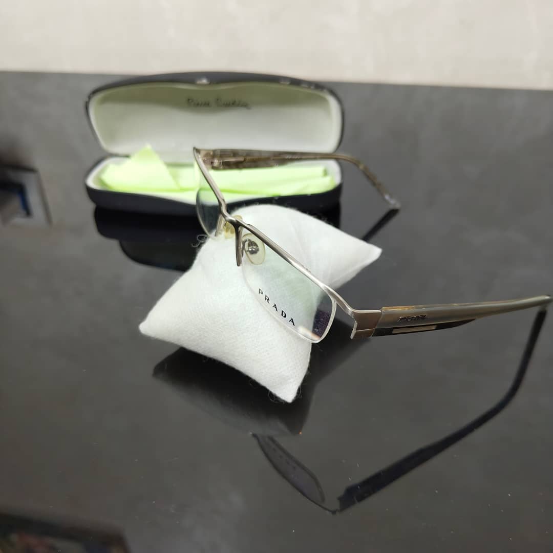Lunette prada original 
51/17
Prix 15000