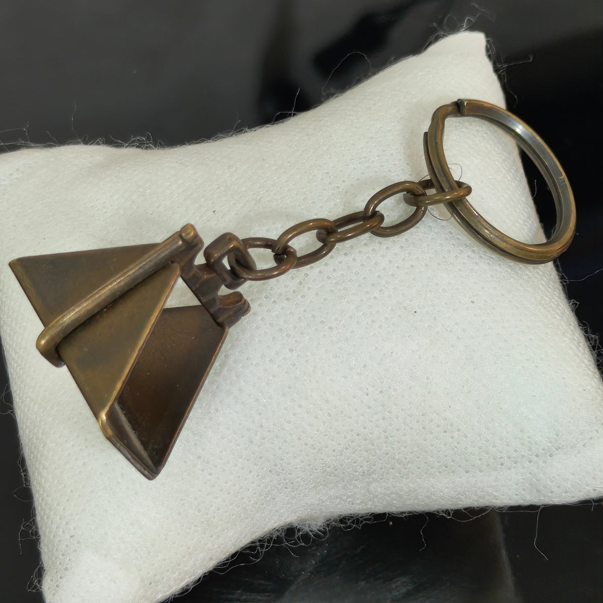 Porte clé en cuivre 
9cm
Prix 4500
