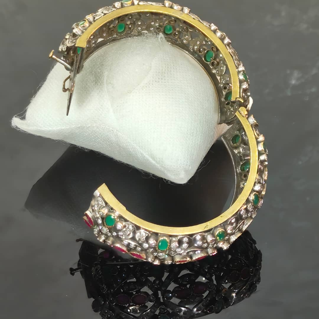 منفخ تحفة عتيق مرصع بالأحجار كريمة من مادة نحاس أبيض
6/3cm
Prix 22000