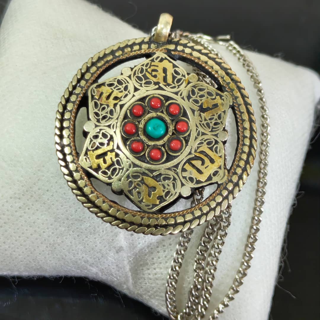 سلسلة معدن وقلادة نحاس مرصعة بالمرجان وفيروز
طول مغلق 27cm
قطر قلادة 4cm
Prix 8000