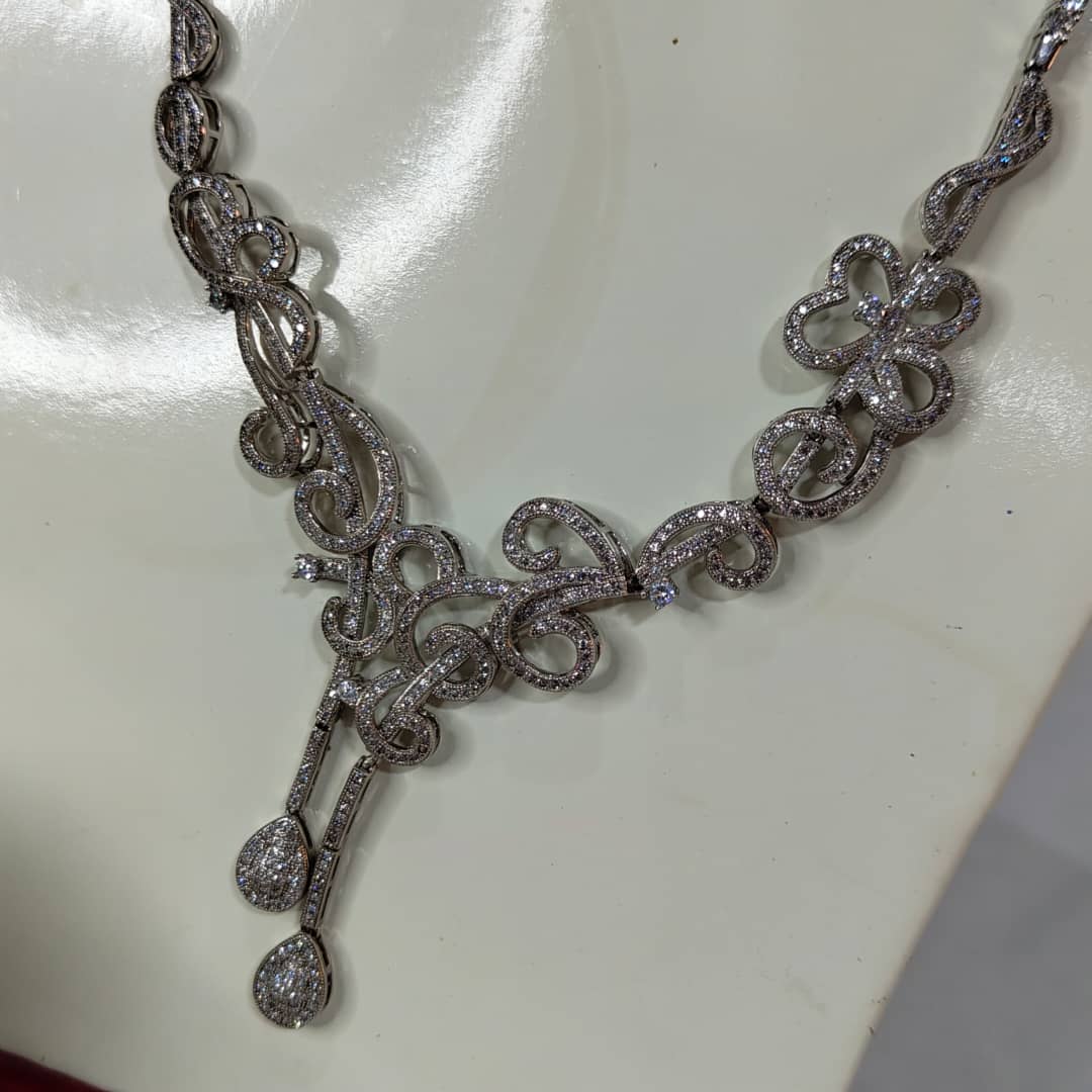 باغيغ فضة مرصعة بالأحجار كريمة 
سلسلة+سوار+خاتم+أقراط
طول سلسلة مغلق 20cm
Prix 82000