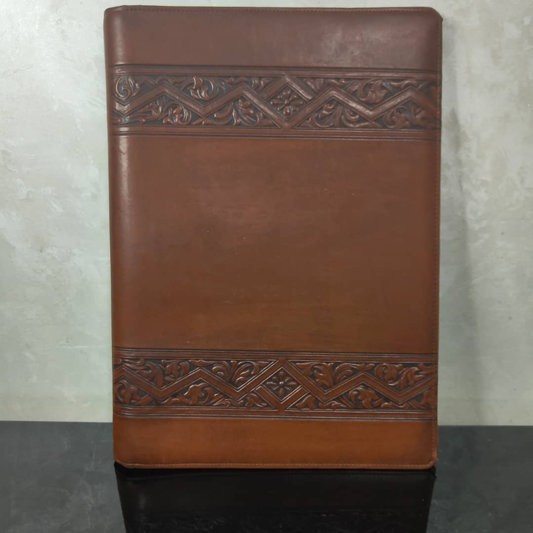 Grand classeurs en cuir original مليون ومتين 
40cm/30cm
Prix 12000