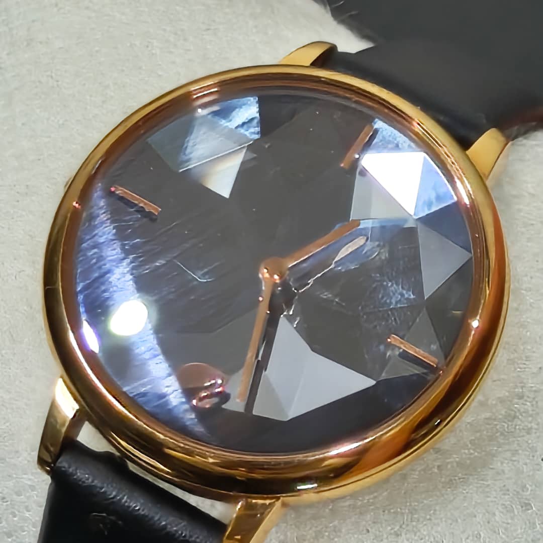 Montre Swarovski crystal suisse quartz femme original 
Prix 13000