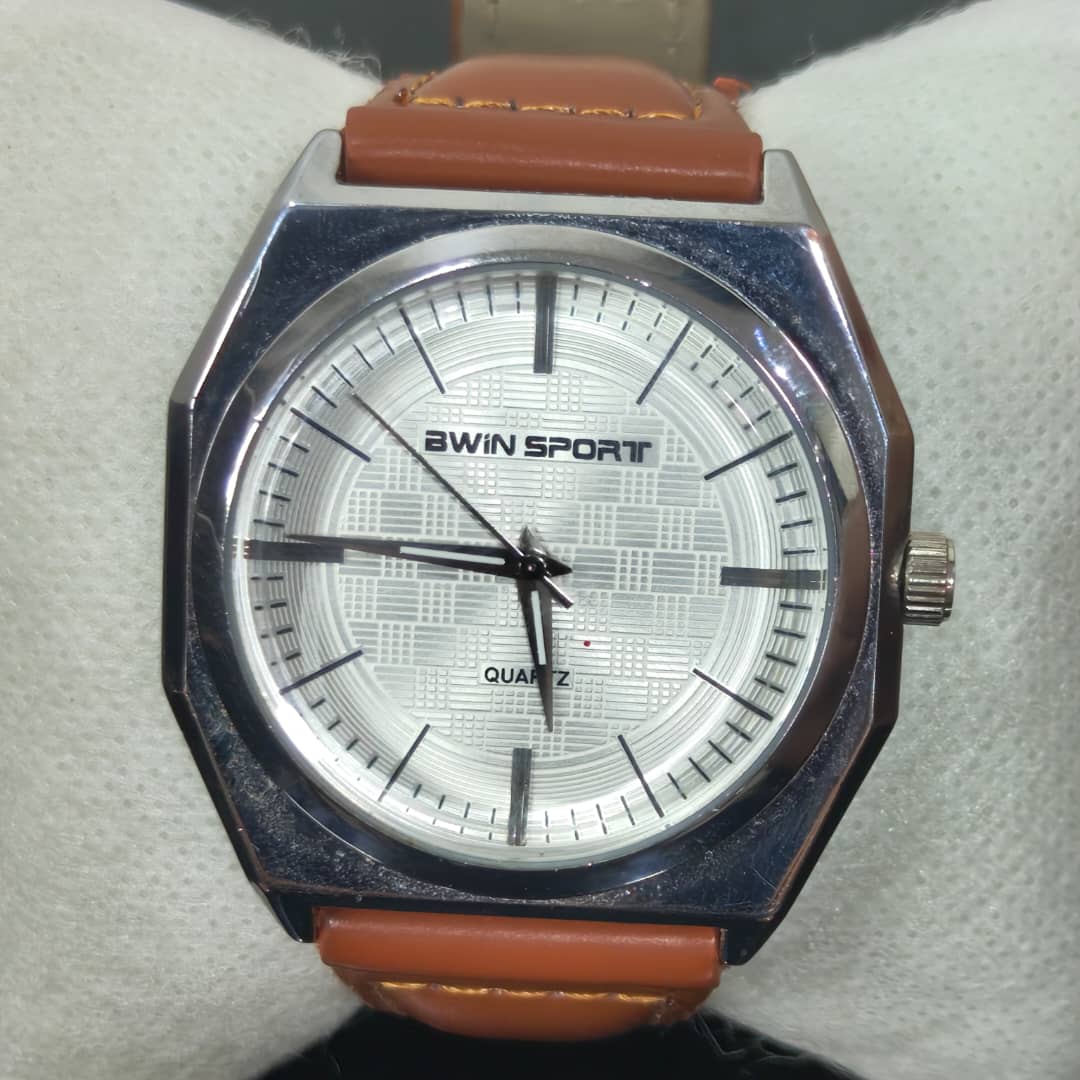 Montre bwn sport Quartz original ثمنمية ألف 
40mm
Prix 8000