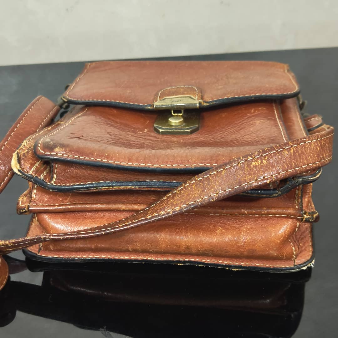 Cartable en cuir original homme 
26cm/16cm
Prix 10000