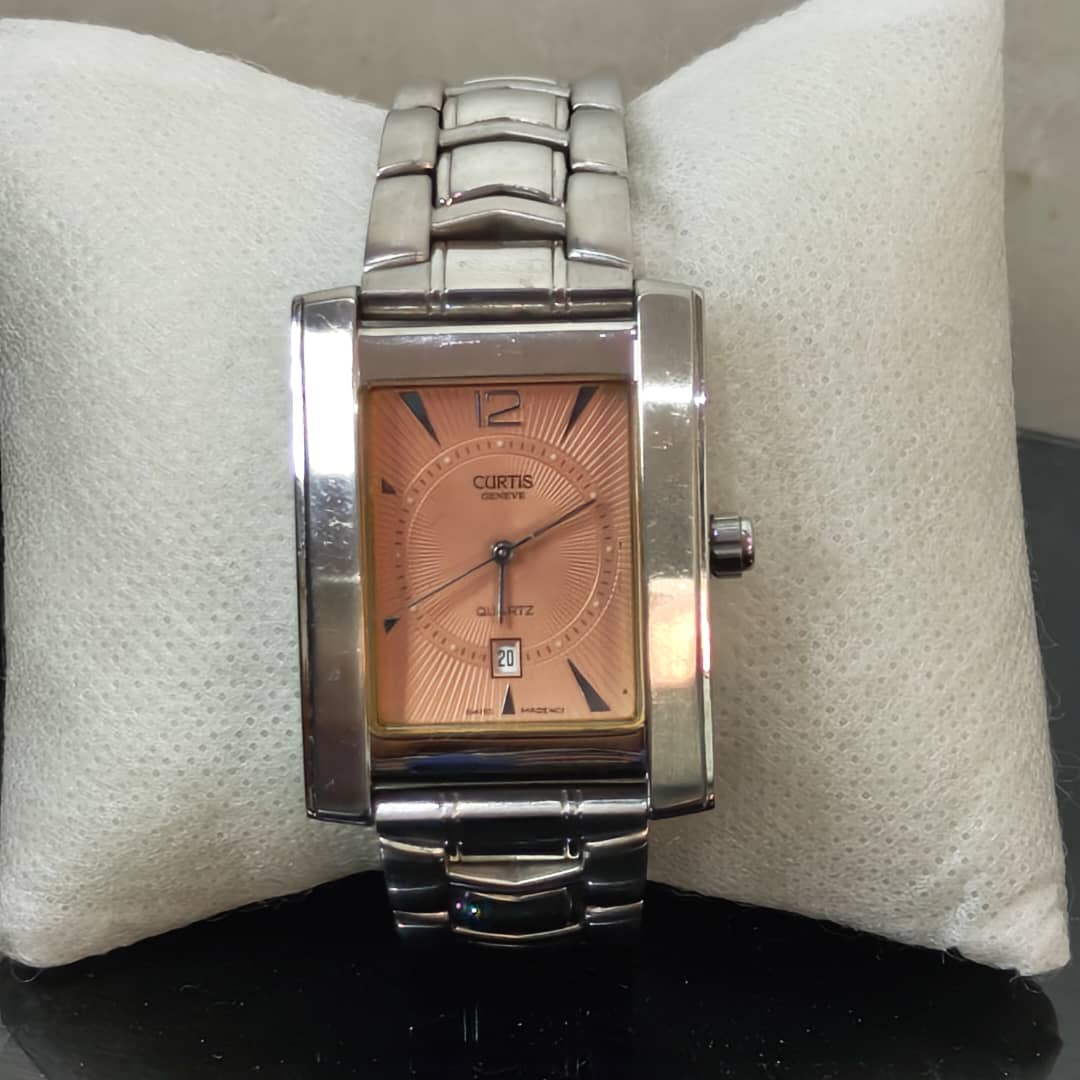Montre curtis Genève quartz original مليون وست مئة الف
40mm
Prix 16000