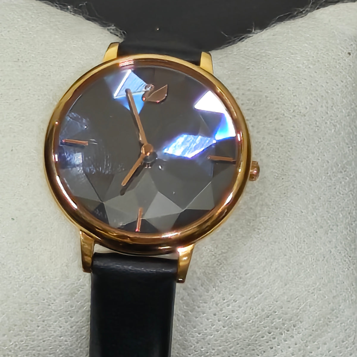 Montre Swarovski crystal suisse quartz femme original 
Prix 13000
