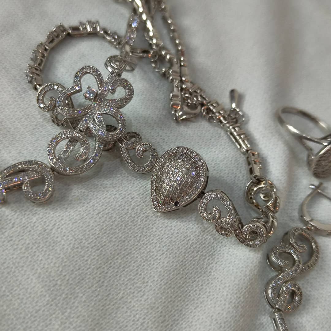باغيغ فضة مرصعة بالأحجار كريمة 
سلسلة+سوار+خاتم+أقراط
طول سلسلة مغلق 20cm
Prix 82000