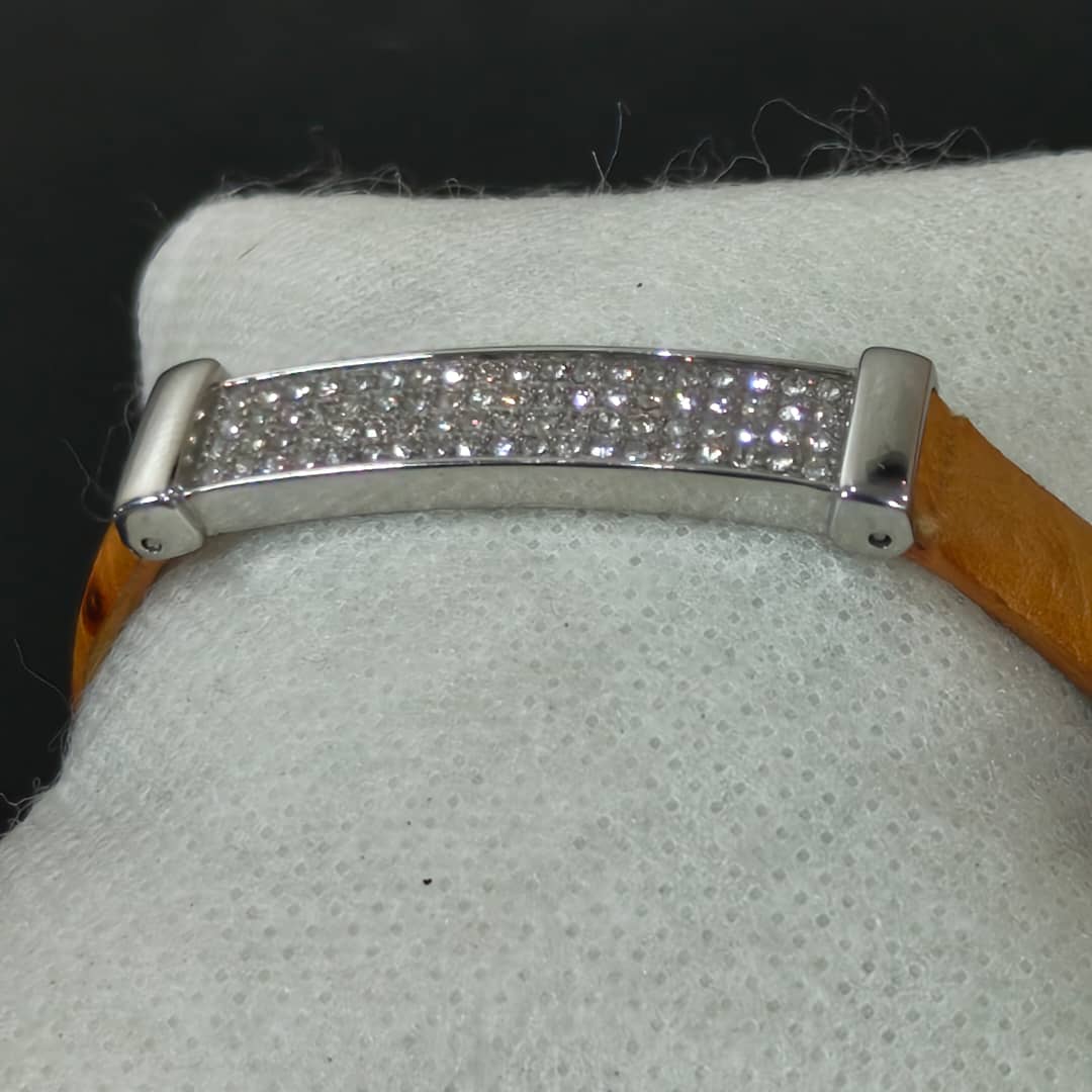 Bracelet en cuir femme original 
Prix 6000