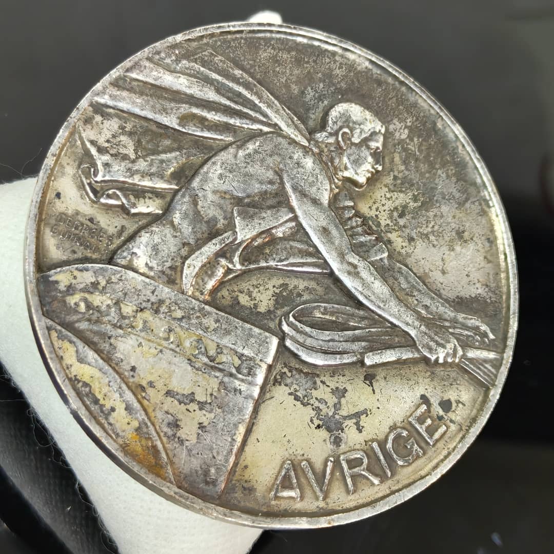 Ancien médaille argenté1979
قطر 8cm