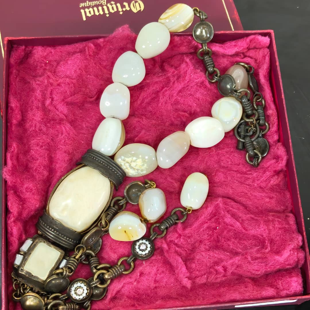 عقد فخم بحجر عقيق سليماني ونحاس وصدف
طول مغلق 20cm
طول مغلق بالقلادة 42cm
Prix 25000