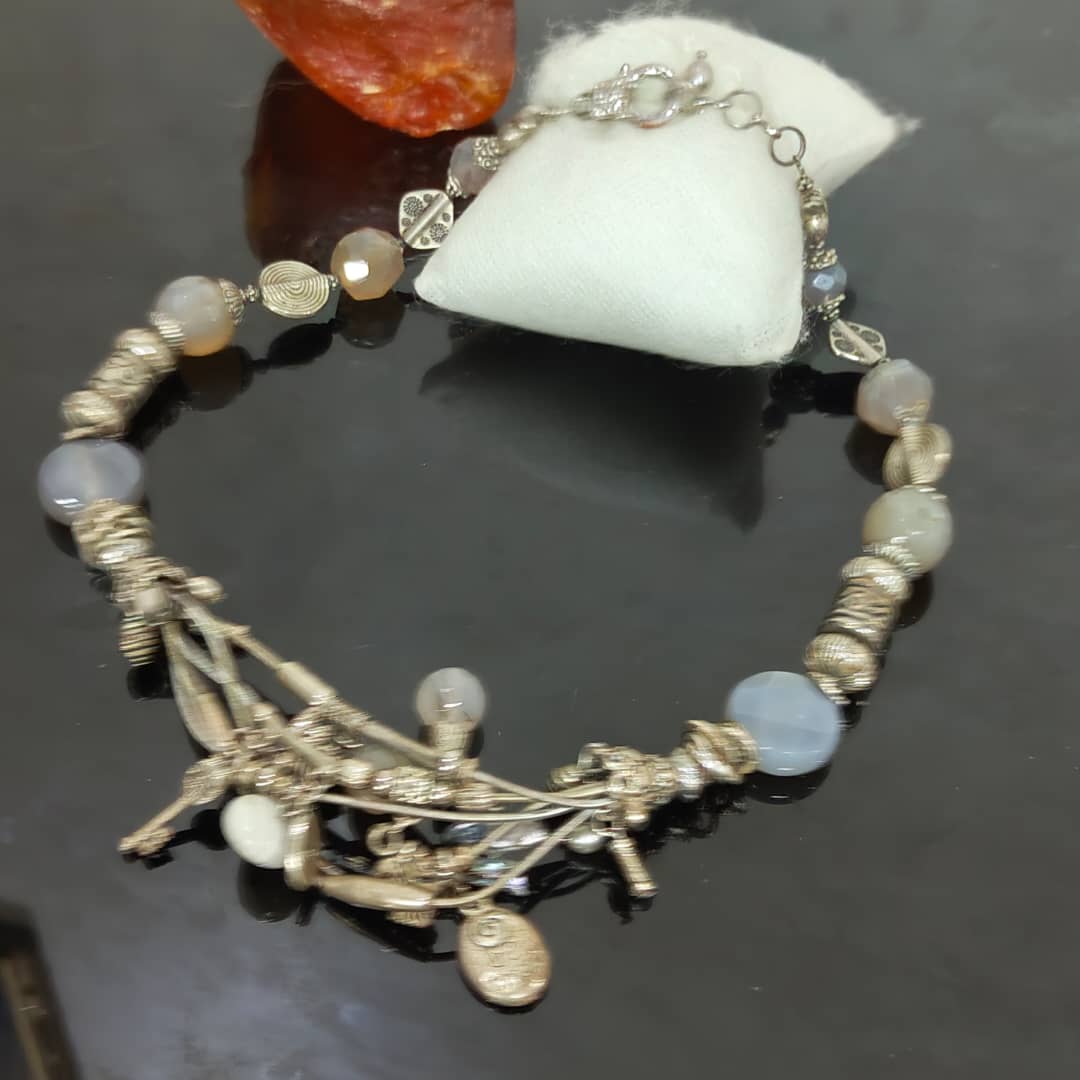عقد تحفة بحجر عقيق تغليف فضة 
طول مغلق 24cm
Prix 10000