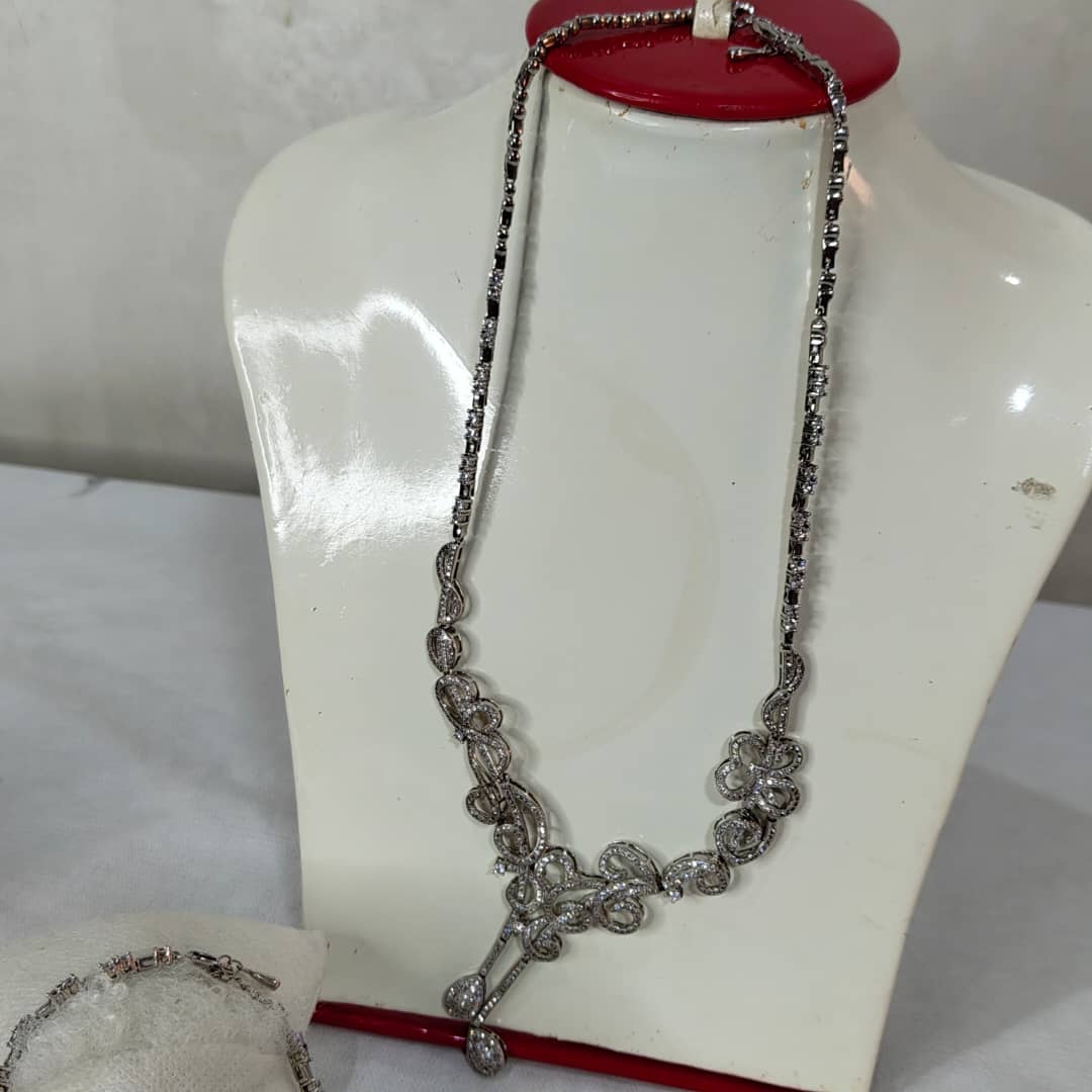 باغيغ فضة مرصعة بالأحجار كريمة 
سلسلة+سوار+خاتم+أقراط
طول سلسلة مغلق 20cm
Prix 82000