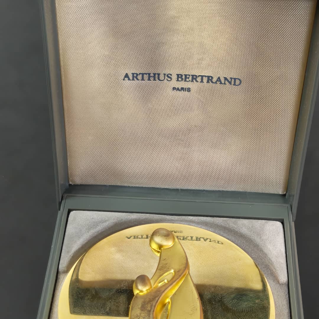 Médaille arthus Bertrand paris 
قطر 7cm
Prix 10000
