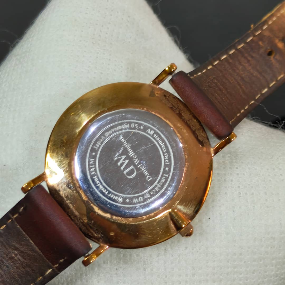 Montre DW femme quartz original 
Prix 8500